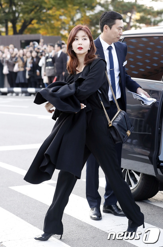 Gambar Foto Park Sol Mi Hadir di Pernikahan Song Song Couple
