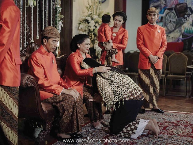 Gambar Foto Jokowi dan Iriana tampak larut dalam keharuan saat sang putri sungkem kepada mereka.