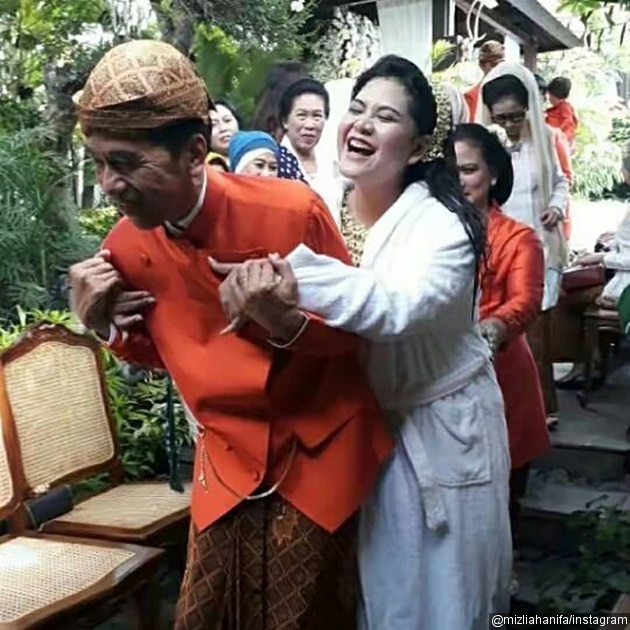 Gambar Foto Presiden Jokowi menggendong Kahiyang Ayu di sela acara siraman.
