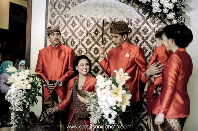 Gambar Foto Prosesi 'Dodol Dawet' juga dilakukan oleh Presiden Jokowi beserta keluarga.