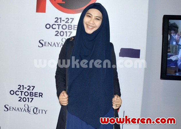 Gambar Foto Oki Setiana Dewi Ditemui di Jakarta Fashion Week