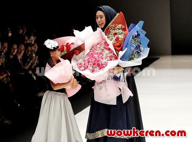 Gambar Foto Oki Setiana Dewi Ditemui di Jakarta Fashion Week