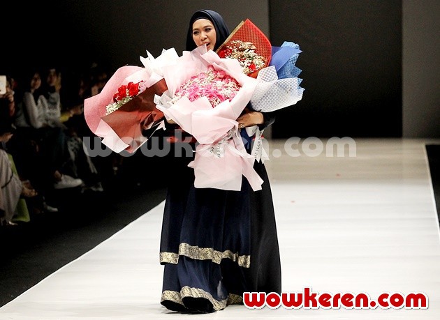 Gambar Foto Oki Setiana Dewi Ditemui di Jakarta Fashion Week