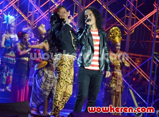 Gambar Foto Penampilan Slank di HUT Global TV ke-15