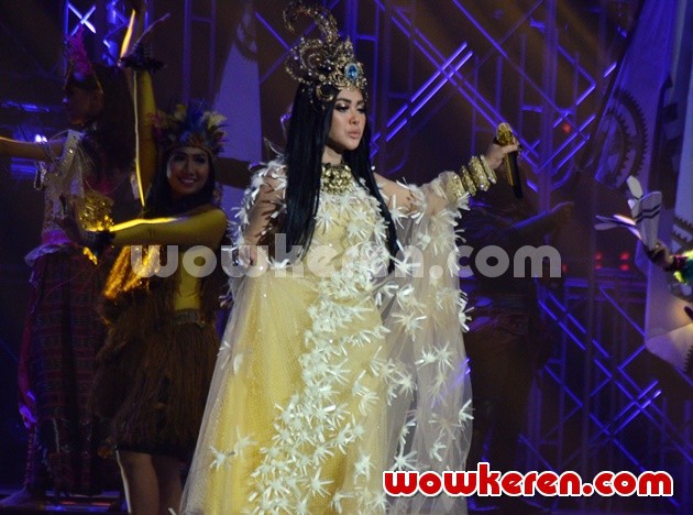 Gambar Foto Syahrini Tampil di HUT Global TV ke-15