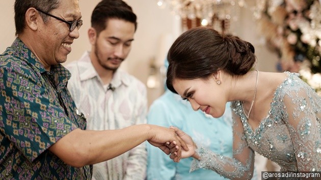 Gambar Foto Resmi dilamar, Syahnaz pun mencium tangan wali Jeje Govinda saat itu.