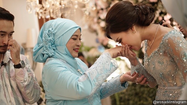 Gambar Foto Tak lupa Syahnaz mencium tangan calon ibunda mertua usai pemasangan cincin.