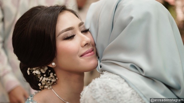Gambar Foto Tanpa dihadiri sang ayah, Syahnaz nampak penuh cinta mencium mama Amy Qanita di acara lamaran.
