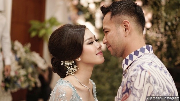 Gambar Foto Artis cantik kelahiran 1993 itu juga tak lupa memberikan tanda sayangnya kepada Raffi sebagai walinya setelah sang ayah meninggal.