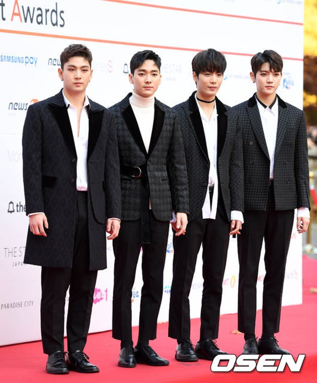 Gambar Foto NU'EST W di Red Carpet Asia Artist Awards 2017