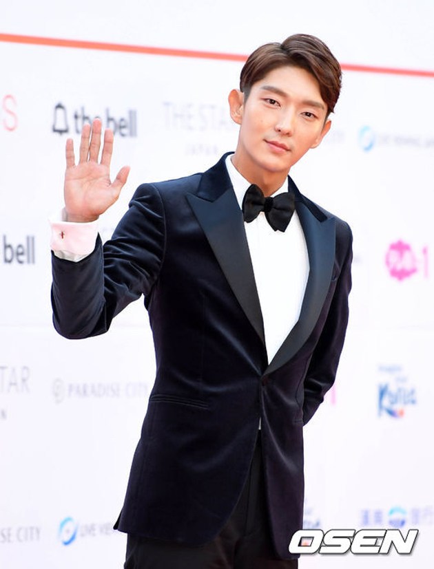 Gambar Foto Lee Jun Ki di Red Carpet Asia Artist Awards 2017