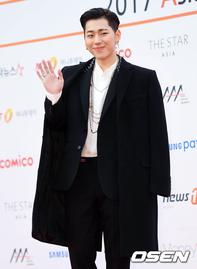 Gambar Foto Zico Block B di Red Carpet Asia Artist Awards 2017