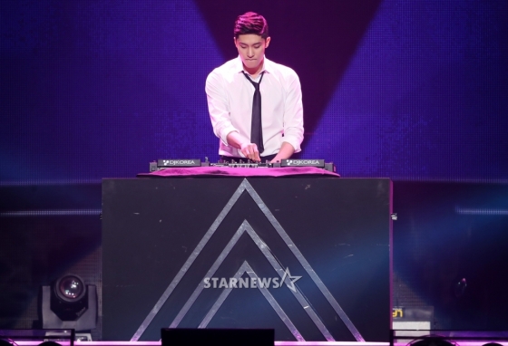 Gambar Foto Aktor Sung Hoon Pamerkan Bakatnya Jadi DJ di Asia Artist Awards 2017