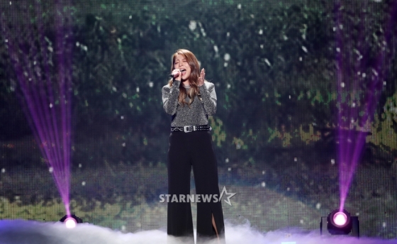 Gambar Foto Ailee Bikin Fans Teringat Kembali Serial Goblin Saat Bernyanyi 'I Will Go To You Like The First Snow' di AAA 2017