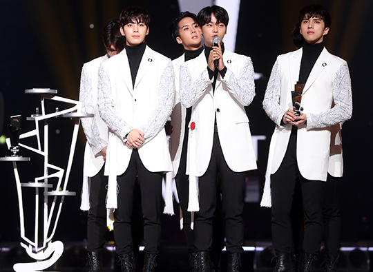 Gambar Foto VIXX Raih Piala Best Celebrity di Asia Artist Awards 2017