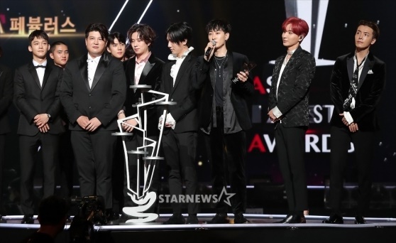 Gambar Foto Super Junior Saat Raih Piala AAA Fabulous Award