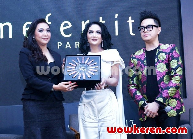 Gambar Foto Krisdayanti Perkenalkan '17 Warna Diva Lipcream Matte'