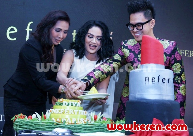 Gambar Foto Krisdayanti Perkenalkan '17 Warna Diva Lipcream Matte'