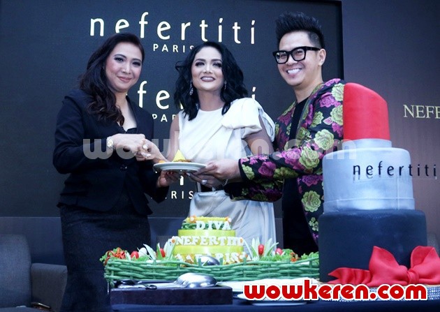 Gambar Foto Krisdayanti Perkenalkan '17 Warna Diva Lipcream Matte'