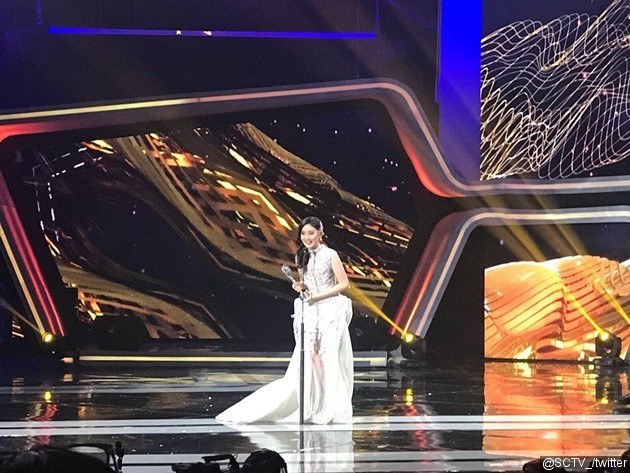 Gambar Foto Menjadi Aktris Utama Paling Ngetop, senyum bahagia Natasha Wilona terus mengembang.
