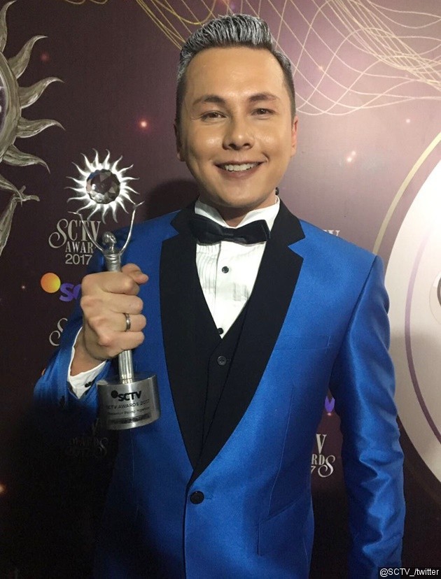 Gambar Foto Tak pulang dengan tangan kosong, Andhika Pratama sukses membawa piala Presenter Paling Ngetop.