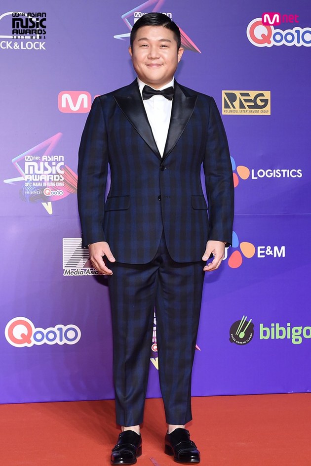 Gambar Foto Komedian Jo Se Ho tersenyum ceria di red carpet MAMA 2017 Hong Kong.