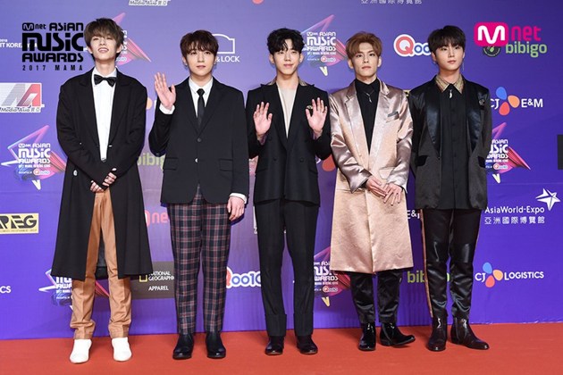 Gambar Foto Penampilan ganteng para personel DAY6 di red carpet MAMA 2017 Hong Kong.