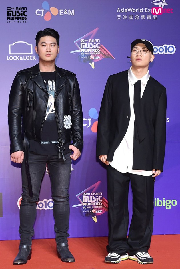 Gambar Foto Gaya Kece Choiza dan Gaeko Dynamic Duo di Red Carpet MAMA 2017 Hong Kong.