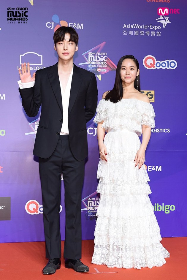 Gambar Foto Ahn Jae Hyun dan Park Joo Mi di red carpet MAMA 2017 Hong Kong.