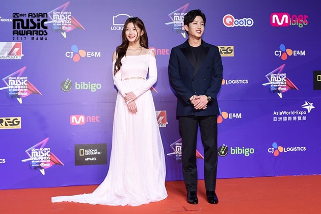 Gambar Foto Kim Yoo Jung dan Kim Min Suk di red carpet MAMA 2017 Hong Kong.