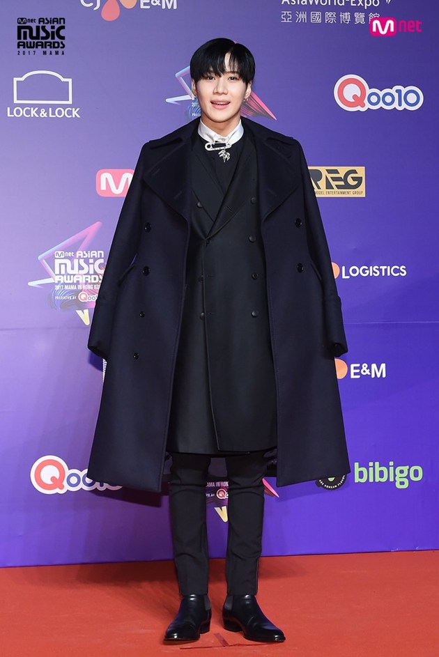 Gambar Foto Senyum manis Taemin SHINee di red carpet MAMA 2017 Hong Kong.