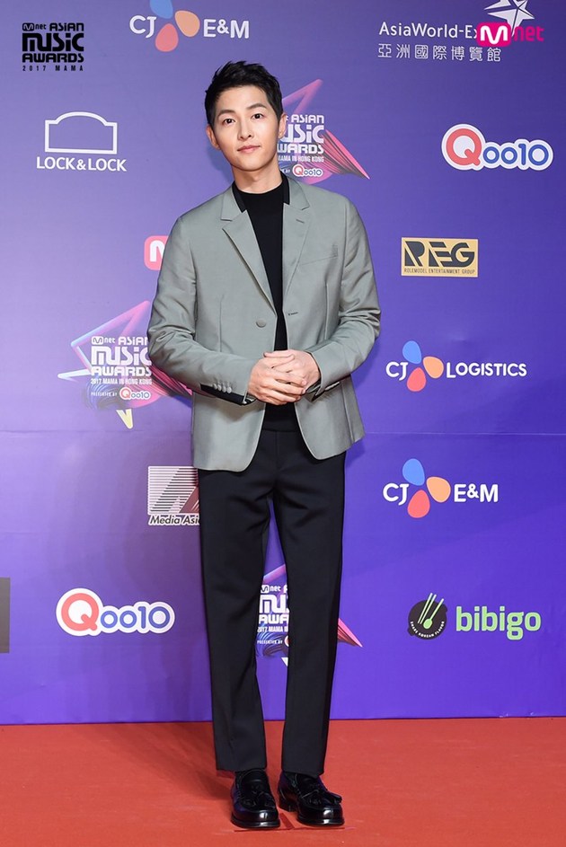 Gambar Foto Penampilan imut dan ganteng Song Joong Ki di red carpet MAMA 2017 Hong Kong.