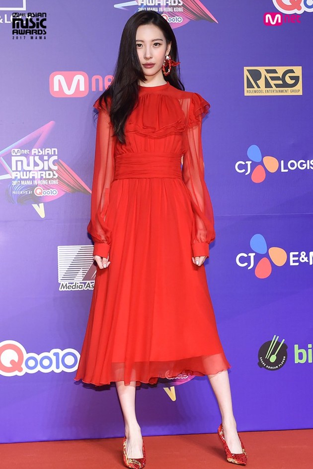 Gambar Foto Kecantikan Sunmi yang mencuri perhatian di red carpet MAMA 2017 Hong Kong.