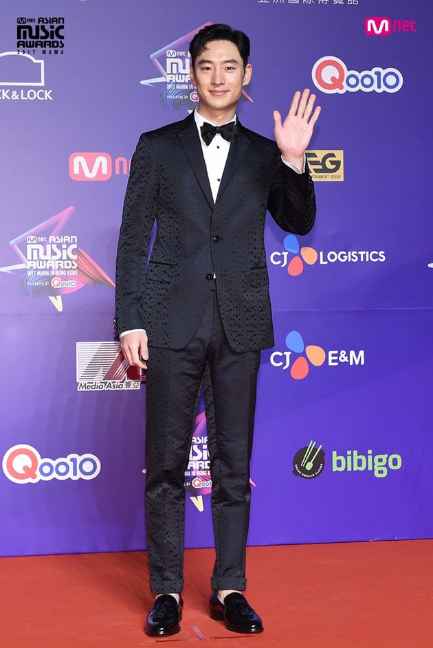 Gambar Foto Lee Je Hoon di red carpet MAMA 2017 Hong Kong.