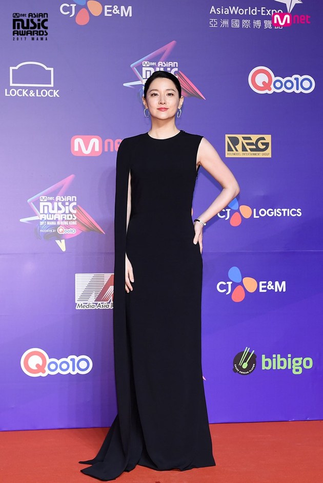 Gambar Foto Lee Young Ae di red carpet MAMA 2017 Hong Kong.