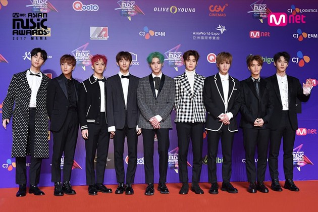 Gambar Foto Gaya keren nan variatif NCT 127 di red carpet MAMA 2017 Hong Kong.