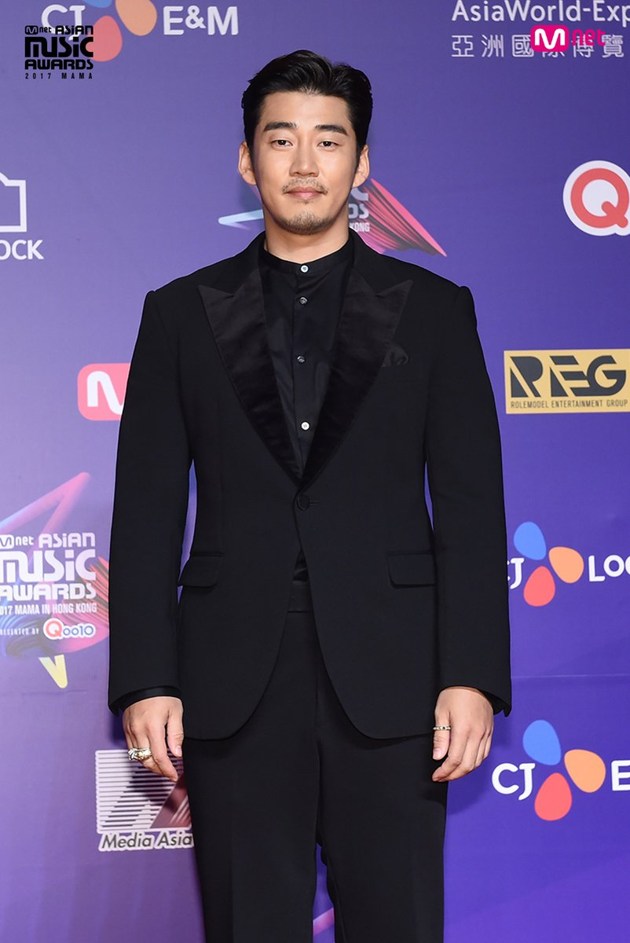 Gambar Foto Yoon Kye Sang di red carpet MAMA 2017 Hong Kong.