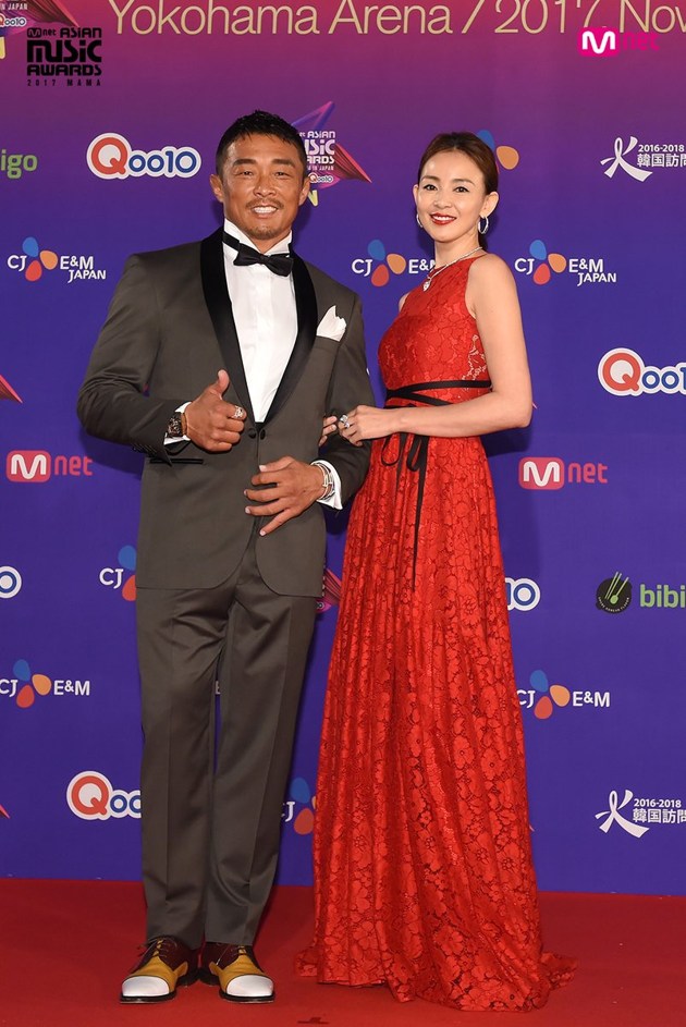 Gambar Foto Choo Sung Hoon dan Yano Shiho di red carpet MAMA 2017 Jepang.