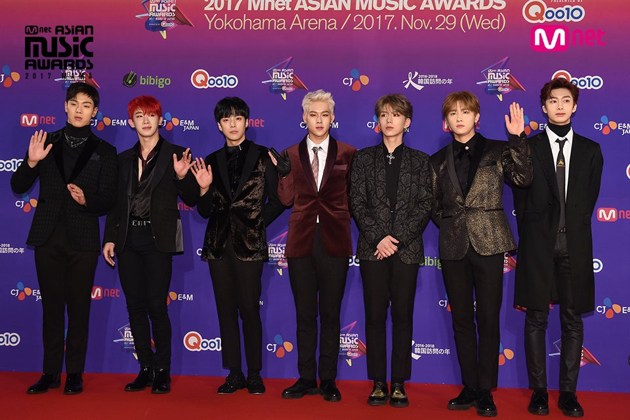 Gambar Foto Monsta X di red carpet MAMA 2017 Jepang.