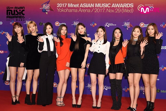 Gambar Foto Penampilan cantik nan imut Twice di red carpet MAMA 2017 Jepang.