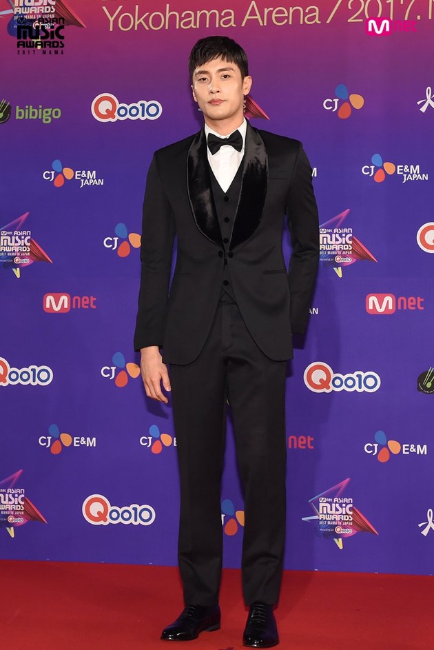 Gambar Foto Sung Hoon di red carpet MAMA 2017 Jepang.