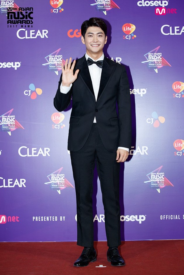 Gambar Foto Kang Tae Oh di red carpet MAMA 2017 Vietnam.