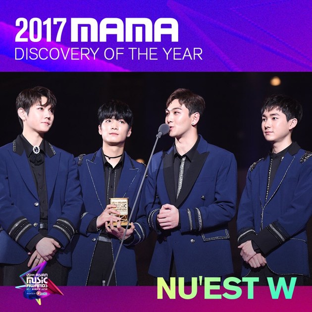 Gambar Foto NU'EST W meraih piala Discovery of the Year di MAMA 2017 Jepang.