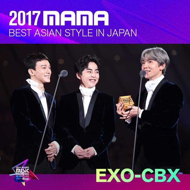 Gambar Foto EXO-CBX meraih piala Best Asian Style in Japan di MAMA 2017 Jepang.