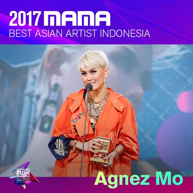 Gambar Foto Agnes Monica meraih piala Best Asian Artist Indonesia di MAMA 2017 Vietnam.