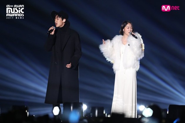 Gambar Foto Penampilan duet Soyu dan Chanyeol EXO di panggung MAMA 2017 Hong Kong.