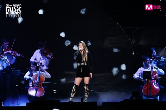 Gambar Foto Penampilan Ailee di panggung MAMA 2017 Hong Kong.