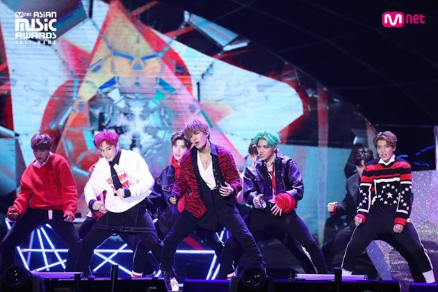 Gambar Foto Penampilan NCT 127 di panggung MAMA 2017 Hong Kong.