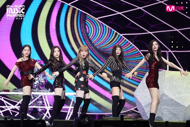 Gambar Foto Penampilan Red Velvet di panggung MAMA 2017 Hong Kong.