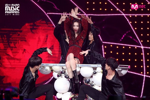 Gambar Foto Penampilan Sunmi di panggung MAMA 2017 Hong Kong.